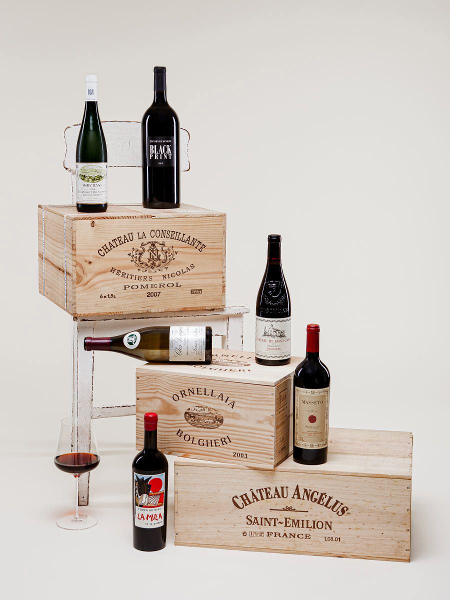 Bild von 6 Flaschen, arrangiert mit drei Holzkisten